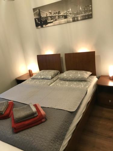 two twin beds in a bedroom with two towels at Apartament Aquasfera in Reda