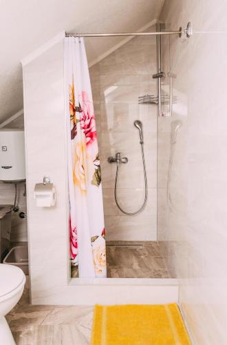a bathroom with a shower with a shower curtain at Apartmani Markešić Ramsko jezero in Prozor