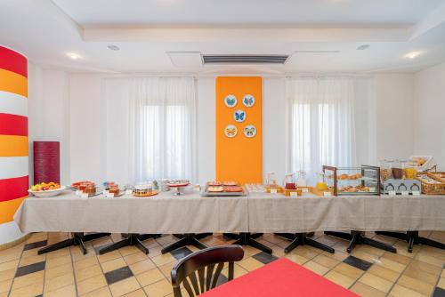 a conference room with a long table with food on it at Hotel Marinaro in Santa Teresa Gallura