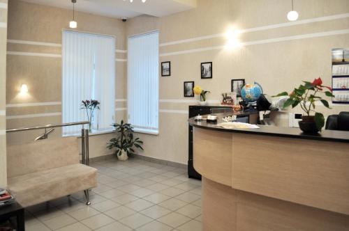 un vestíbulo de un hospital con sala de espera en Rhapsody Hotel, en San Petersburgo