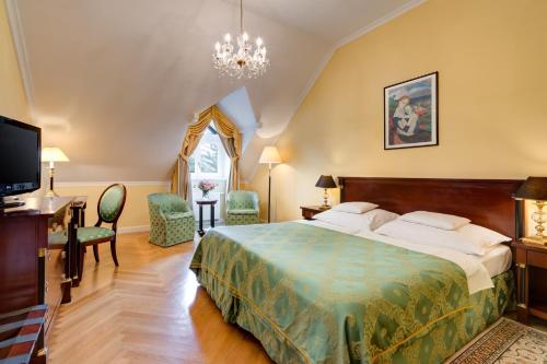 Кровать или кровати в номере Castle Hotel Grof Degenfeld Superior