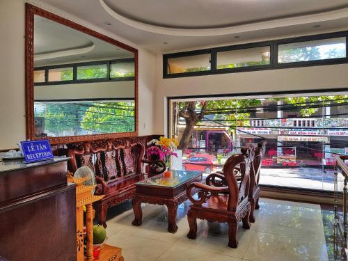 - un restaurant avec des chaises, une table et des fenêtres dans l'établissement Truong An Hotel, à Vung Tau