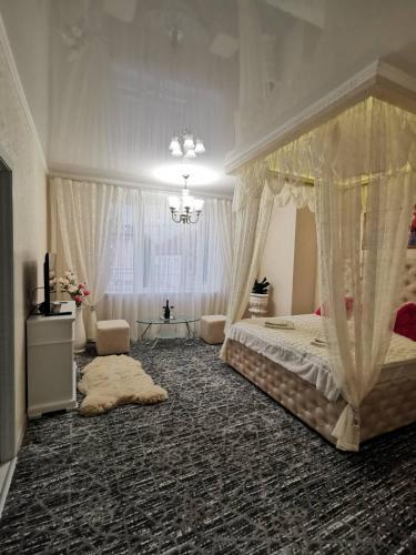 Postel nebo postele na pokoji v ubytování Monte-Kristo Hotel