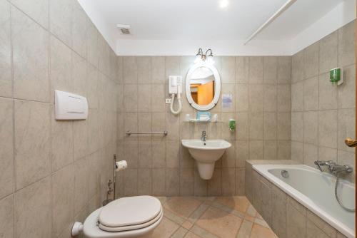 a bathroom with a toilet and a sink and a tub at Hotel Ristorante Maga Circe in San Felice Circeo