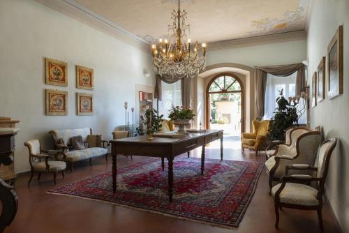 a living room with a table and chairs at Palagina la dimora in Figline Valdarno
