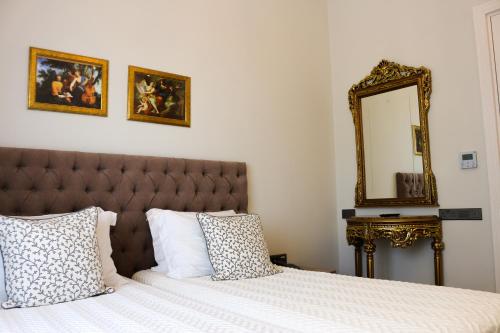 Cama o camas de una habitación en 9 Muses Hotel