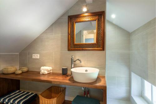 a bathroom with a sink and a mirror at La Petite Affolante in Samois-sur-Seine