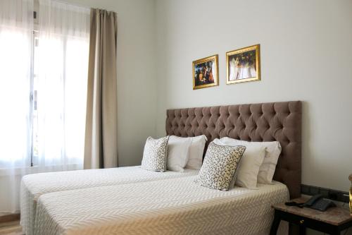 Cama o camas de una habitación en 9 Muses Hotel