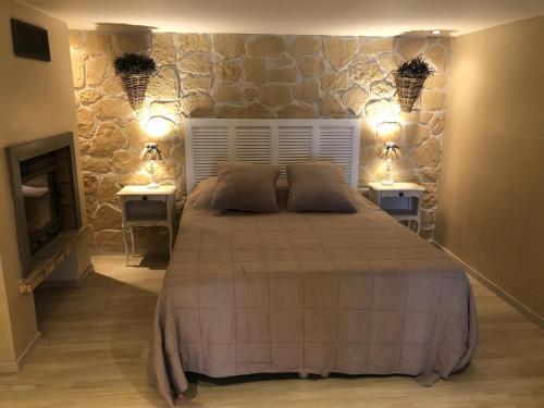 Un pat sau paturi într-o cameră la Gîte Roussillon dame Sirmonde