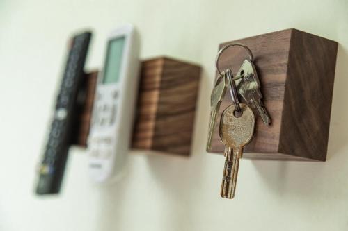 a couple of keys hanging from a wooden box at Bed & Breakfast Nummer5 in Heusden - Zolder