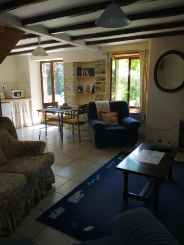 un salon avec un canapé et une table dans l'établissement The Cherries Houehdeu, à Naizin