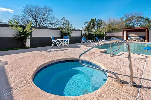 a swimming pool with a hot tub in a yard at La Quinta by Wyndham Brownsville North in Brownsville