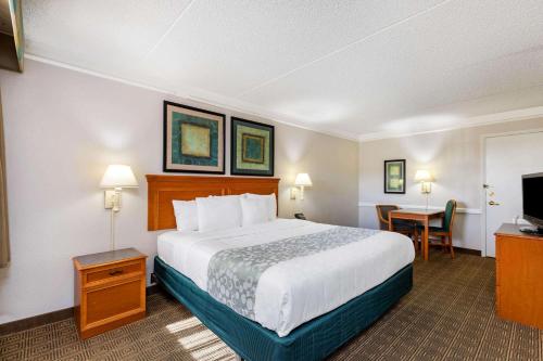 เตียงในห้องที่ La Quinta Inn by Wyndham El Paso West