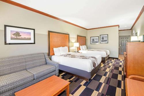 A bed or beds in a room at La Quinta by Wyndham Oklahoma City - Moore