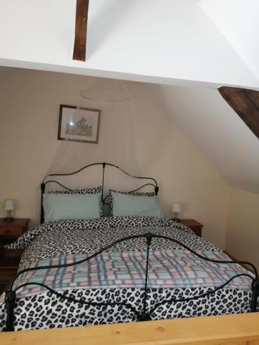 une chambre avec un lit avec une couette noire et blanche dans l'établissement The Cherries Houehdeu, à Naizin