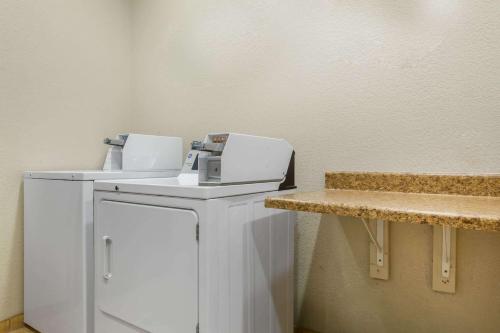 dos máquinas sentadas en un mostrador en una habitación en La Quinta by Wyndham Kyle - Austin South, en Kyle