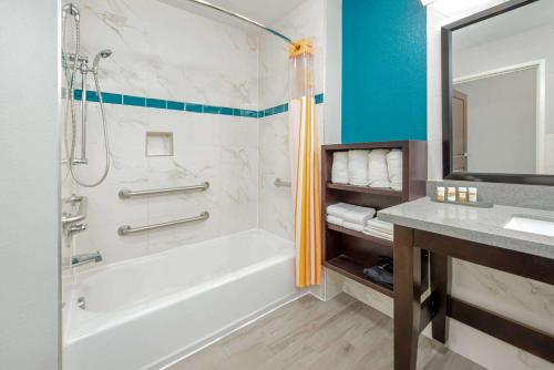 Ванная комната в La Quinta by Wyndham Houston Humble Atascocita