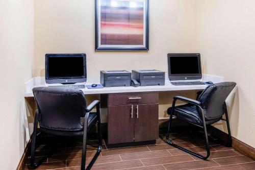 a desk with two computers and two chairs at La Quinta by Wyndham Clinton Historic Route 66 in Clinton