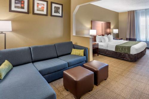 pokój hotelowy z kanapą i łóżkiem w obiekcie Comfort Inn & Suites w mieście Lincoln
