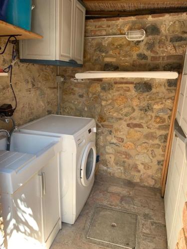 a washer and dryer in a small room at Monteriggioni Castello in Monteriggioni