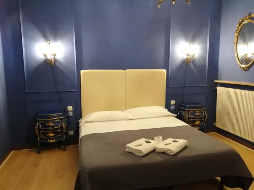 um quarto com uma cama com duas toalhas em bellaria em Voghera