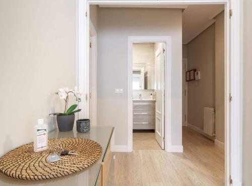 Habitación pequeña con mesa y cocina en Prestancia Apartament II by the urban hosts en Bilbao