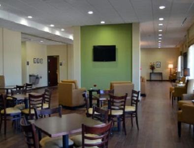 Μια τηλεόραση ή/και κέντρο ψυχαγωγίας στο PetroStay Inn & Suites Cotulla