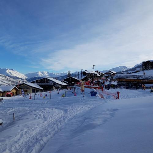 una estación de esquí con nieve en el suelo y edificios en CHALET L'AULP, en Montalbert