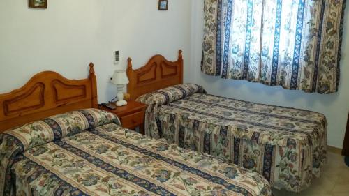 Rúm í herbergi á Hostal Rural Venta La Vega