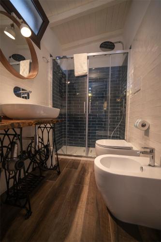 a bathroom with a sink and a tub and a toilet at B&B Le Saline in Syracuse