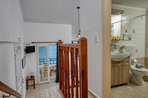 Un baño con lavabo e inodoro en una habitación. en Elalia Apartments, en Hersonissos