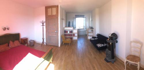 a living room with a couch and a table at Librairie Abelard in Montolieu