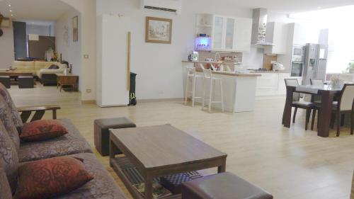 Photo de la galerie de l'établissement Cannes 250m2 - 8mn Walking distance Palais Festivals and Beach, à Cannes