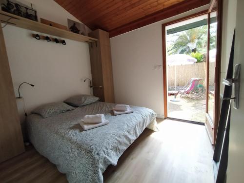 1 dormitorio con 1 cama con 2 toallas en Bidarteko Paradisua proche plage, golf, parking, en Bidart