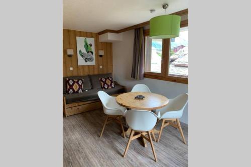 a dining room with a table and chairs at STUDIO CHALETS DE SOLAISE in Val dʼIsère