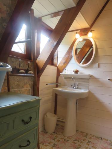 y baño con lavabo y espejo. en Chalet les Eglantines en Saint-Jacques-des-Blats