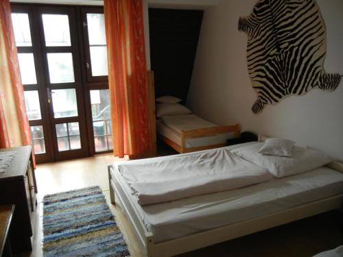 een slaapkamer met een bed en een zebrafoto aan de muur bij Primera Apartmanház in Harkány