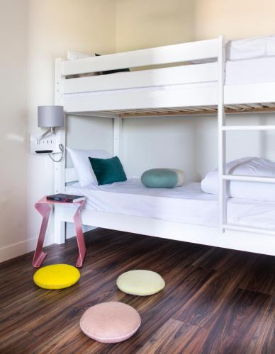 Ένα ή περισσότερα κρεβάτια σε δωμάτιο στο Logis Hôtel L'Air Marin