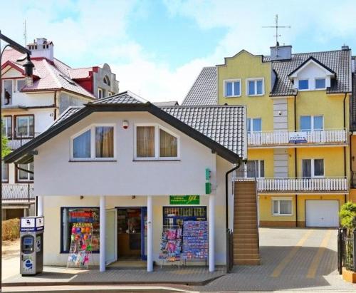 una tienda frente a un edificio en una ciudad en Willa Patryk en Jastrzębia Góra