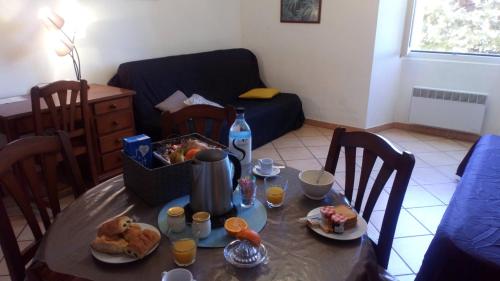 een tafel met eten en drinken in de woonkamer bij A Luna Rossa in Coti-Chiavari