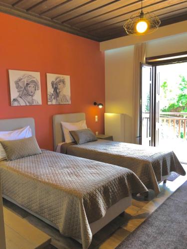 Una cama o camas en una habitación de ΜΠΑΡΟΥΤΟΜΥΛΟΣ -Baroutomilos