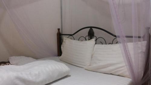 Un pat sau paturi într-o cameră la Hotel Delambiance