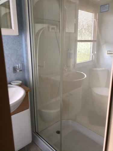 een badkamer met een douche en een wastafel bij 73 Glenfinart Park in Dunoon
