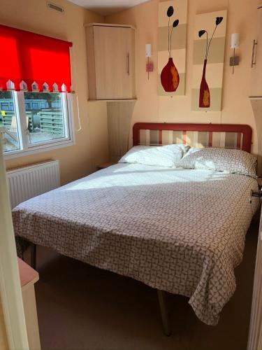 een slaapkamer met een groot bed en een wit dekbed bij 73 Glenfinart Park in Dunoon