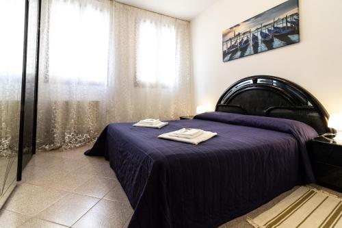 A bed or beds in a room at Veneziacentopercento Ruga Apartment