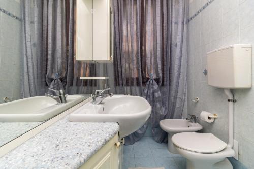 A bathroom at Veneziacentopercento Ruga Apartment