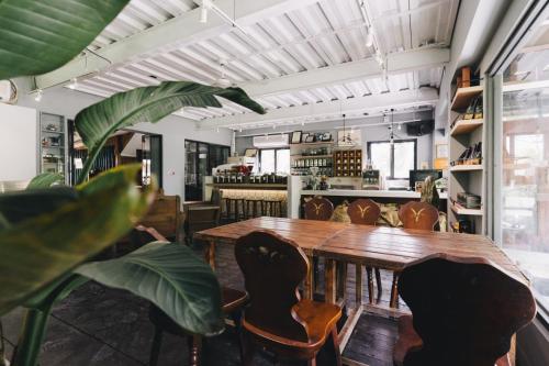 Un comedor con mesa y sillas de madera. en Monet Garden Coffee Farm, en Chinan