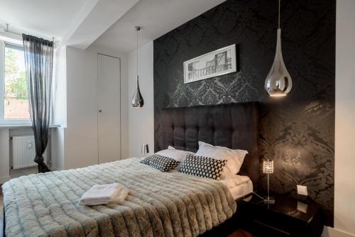 ワルシャワにあるLuxury apartment in the Old town Warsawのベッドルーム1室(大型ベッド1台付)