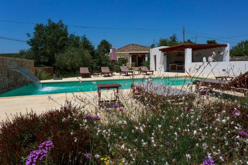 uma casa com piscina com flores em Hort den Pilot em Sant Rafael de Sa Creu