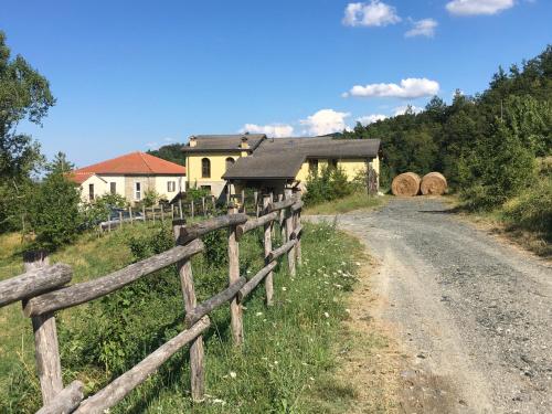 a fence on a dirt road in front of a house at Everland in Varsi